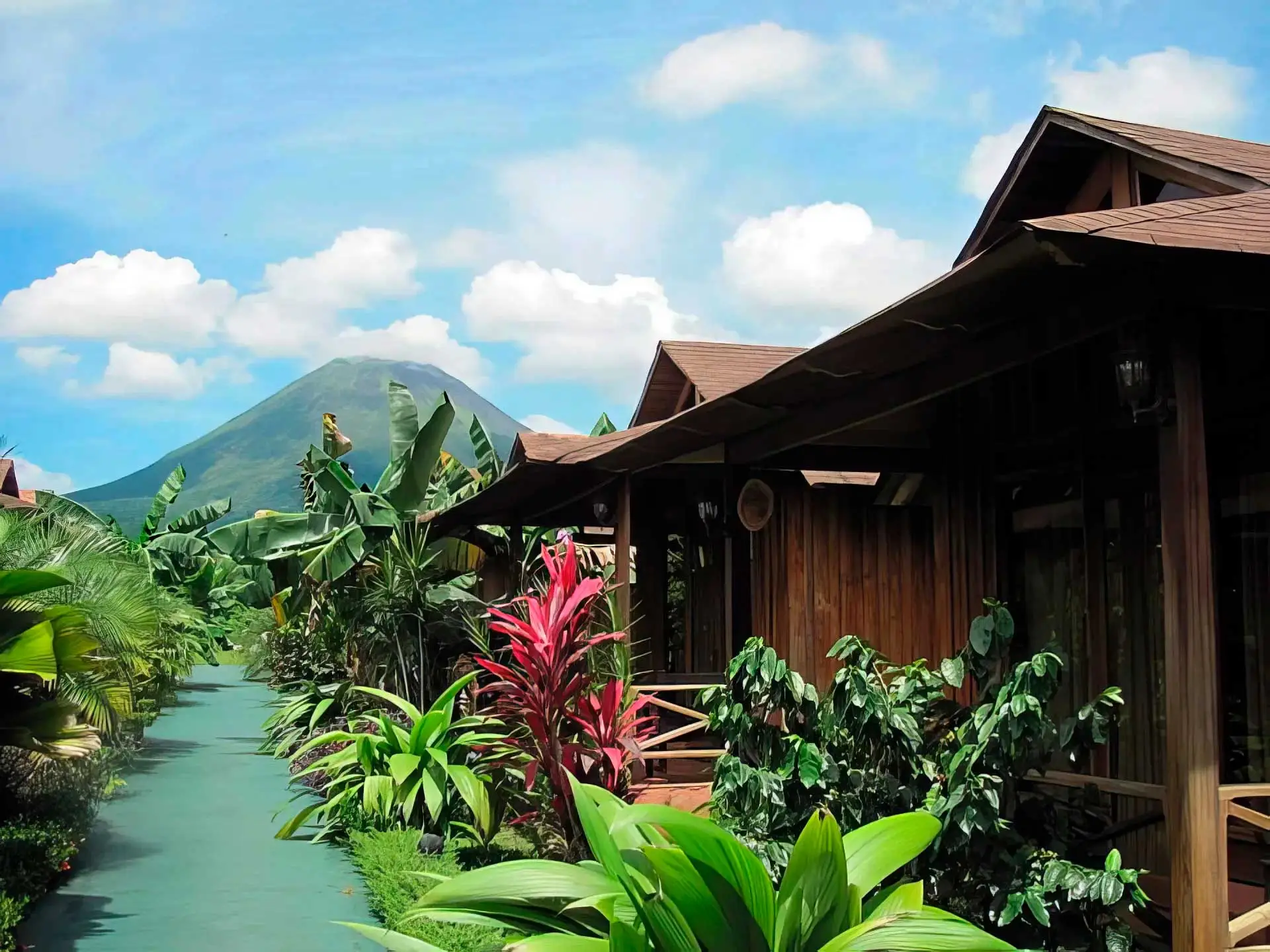 Bungalows del Hotel Arenal Montechiari entre jardines tropicales, La Fortuna, Costa Rica